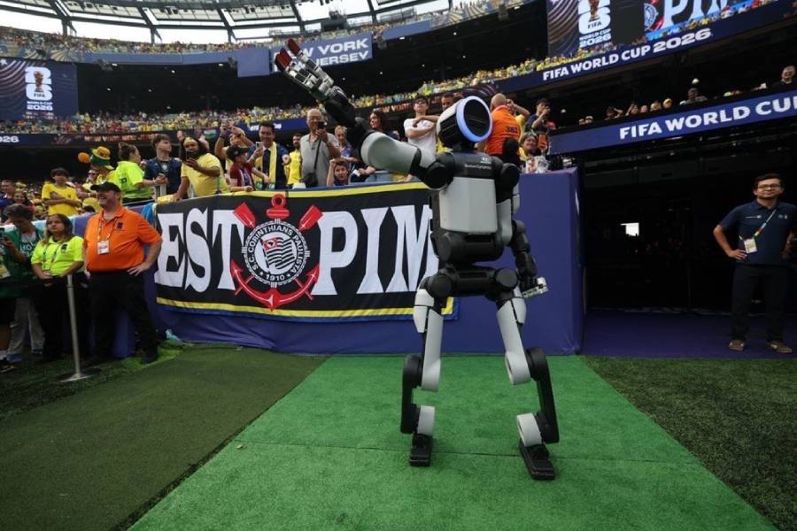 Robô humanoide Atlas da Boston Dynamics em uma ação especial da Hyundai para Copa do Mundo 2026