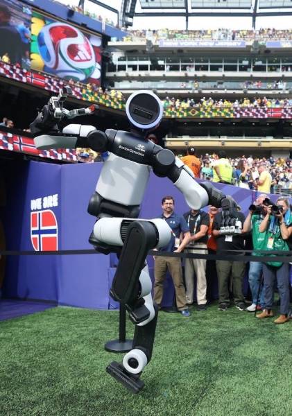 Robô humanoide Atlas da Boston Dynamics em uma ação especial da Hyundai para Copa do Mundo 2026