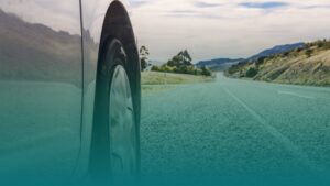 carro parado em acostamento de via