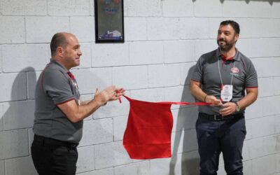 Funcionários durante inauguração de nova planta industrial da ElringKlingler