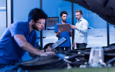 Professor ajudando alunos no curso Ford Enter Auto