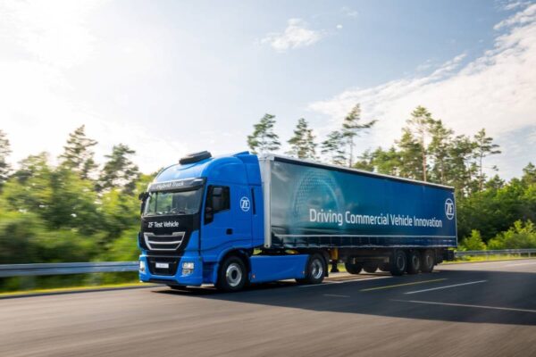 ZF amplia opções para descarbonizar caminhões e ônibus