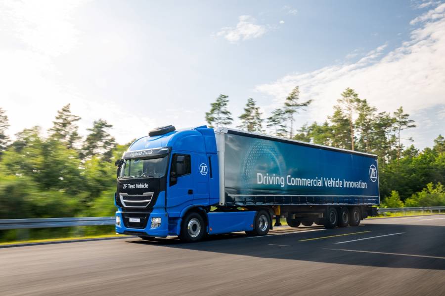 Caminhão equipado com soluções eletrificadas da ZF