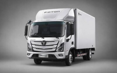 Caminhão Foton Aumark S 715 branco visto de frente