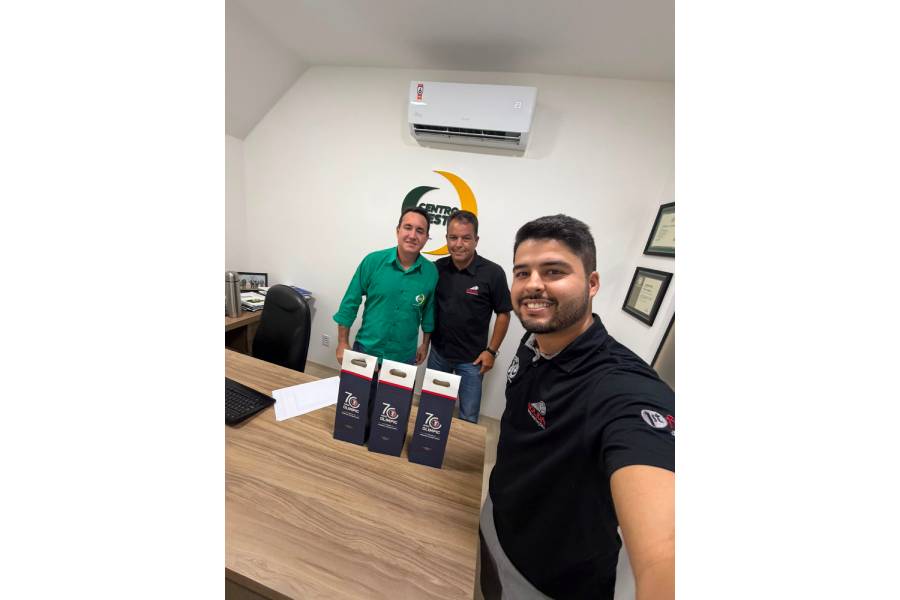 Clientes da Olimpic celebrando os 70 anos da marca