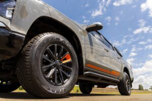 Caminhonete com pneu da Bridgestone