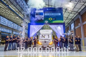 Foton celebrando a produção do modelo de número 12 milhões