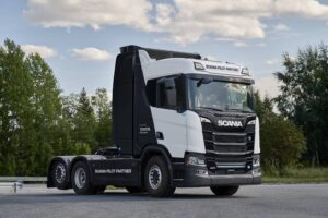 Caminhão da Scania e Toyota branco visto de frente