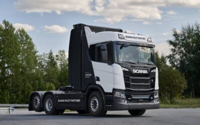 Caminhão da Scania e Toyota branco visto de frente