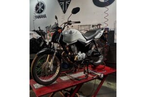 Moto parada durante manutenção dos componentes