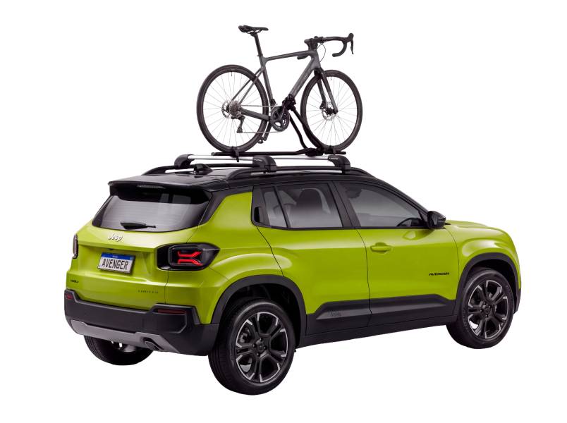 Jeep Avenger verde visto de trás e com bicicleta no teto