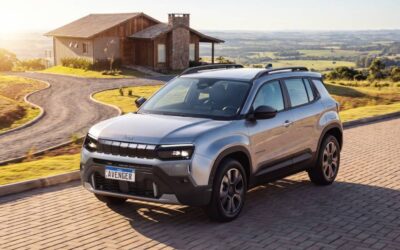 Jeep Avenger prata visto de frente