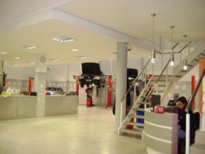 Interior de oficina em funcionamento