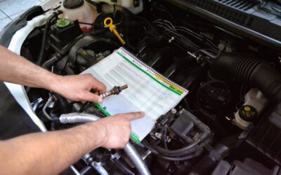Mecânico checando itens do motor do carro