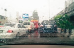carros parados em avenida durante temporal