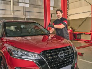 Mecânico cuidando de Nissan Kicks vermelho