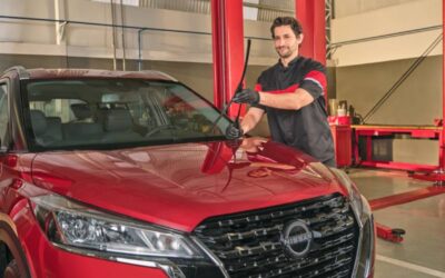 Mecânico cuidando de Nissan Kicks vermelho