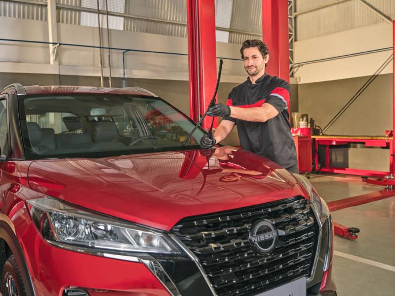 Mecânico cuidando de Nissan Kicks vermelho